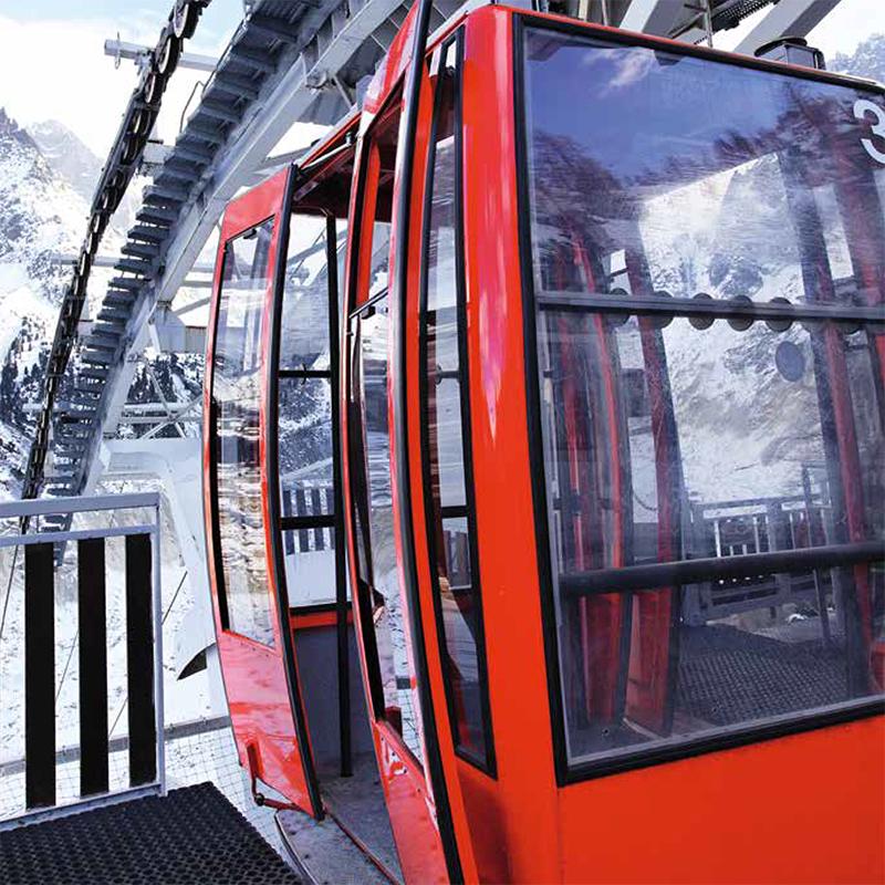 Télécabine au ski avec une vitrine en polycarbonate anti-abrasion de la marque IMPEX® HC 2